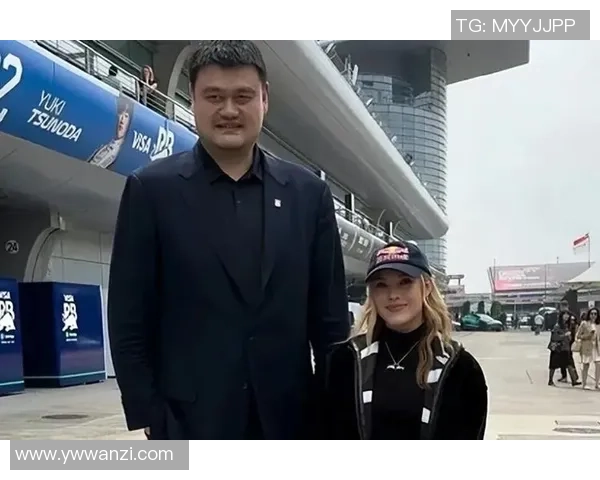 姚明与外国友人亲密合影展现跨文化交流与友谊的美好瞬间