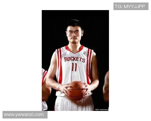 姚明身高惊人照片展示篮球巨星风采与魅力