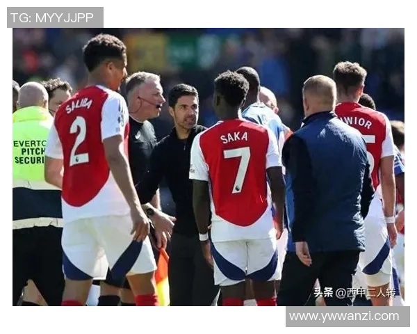 世界杯激战：那不勒斯与阿森纳2比2平局引发争议判罚全场沸腾