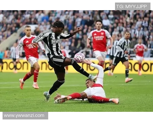 友谊赛精彩对决那不勒斯险胜阿森纳帽子戏法引发争议判罚